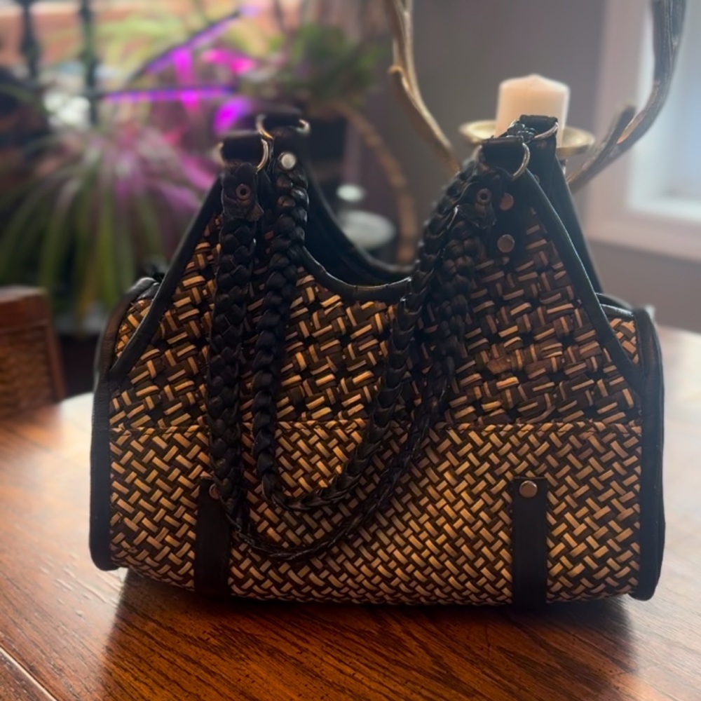 Cute shoulder bag I picked up in Maui years ago! Super cute for vacation.